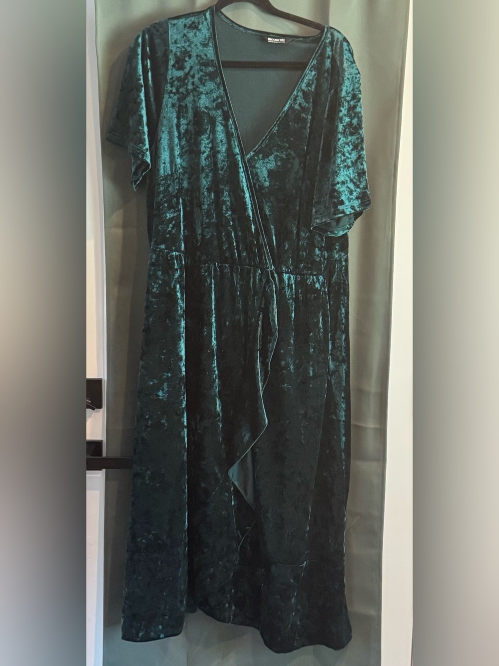 BloomChic Emerald Green Velvet Wrap-Style Midi Dress